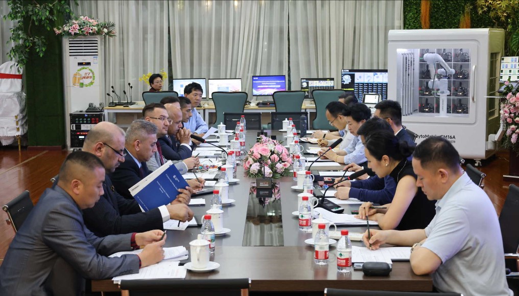 Close-up of the signing of the strategic cooperation agreement between Landing Med and Iraq.