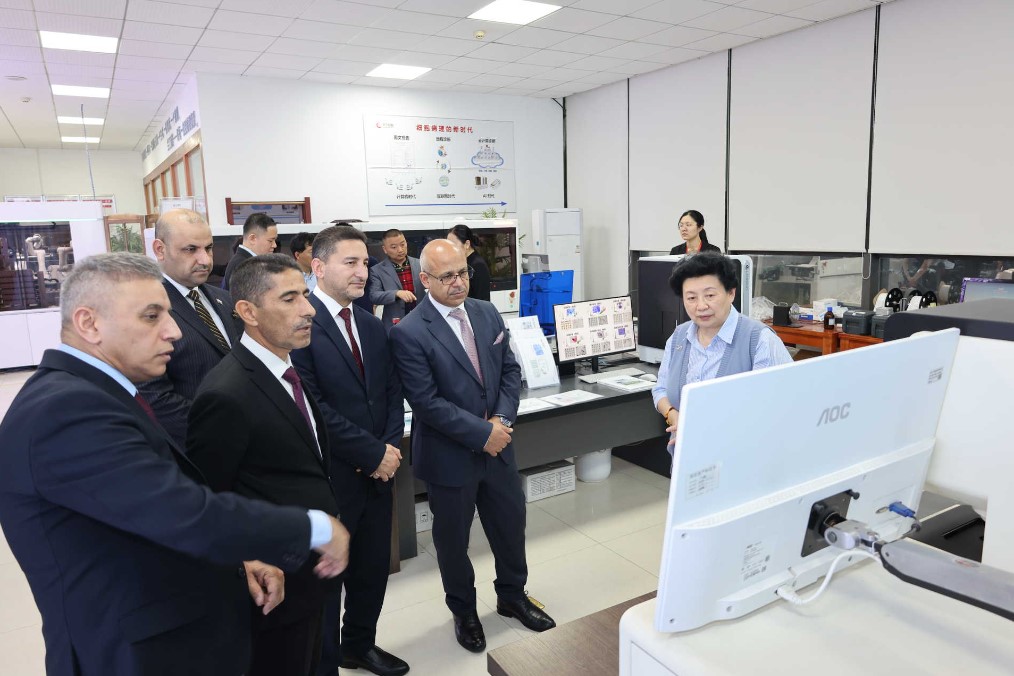 Dr. Sun Xiaorong of Landing Med presenting AI cervical cancer screening innovations to the Iraqi delegation